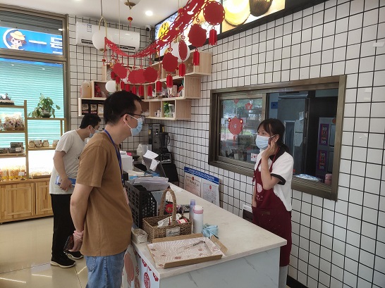 （圖為周錦洲副局長到餐飲店督導(dǎo)疫情防控工作）.jpg