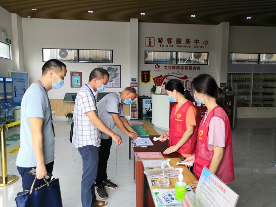 （圖為東城所人員到金雞巖、牛魚嘴、黃騰峽景區(qū)開展疫情防控檢查）.jpg