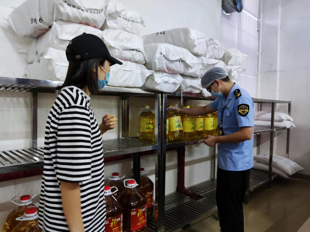 圖二：考前對清遠市華僑中學(xué)食堂大宗原材料進行檢查.png