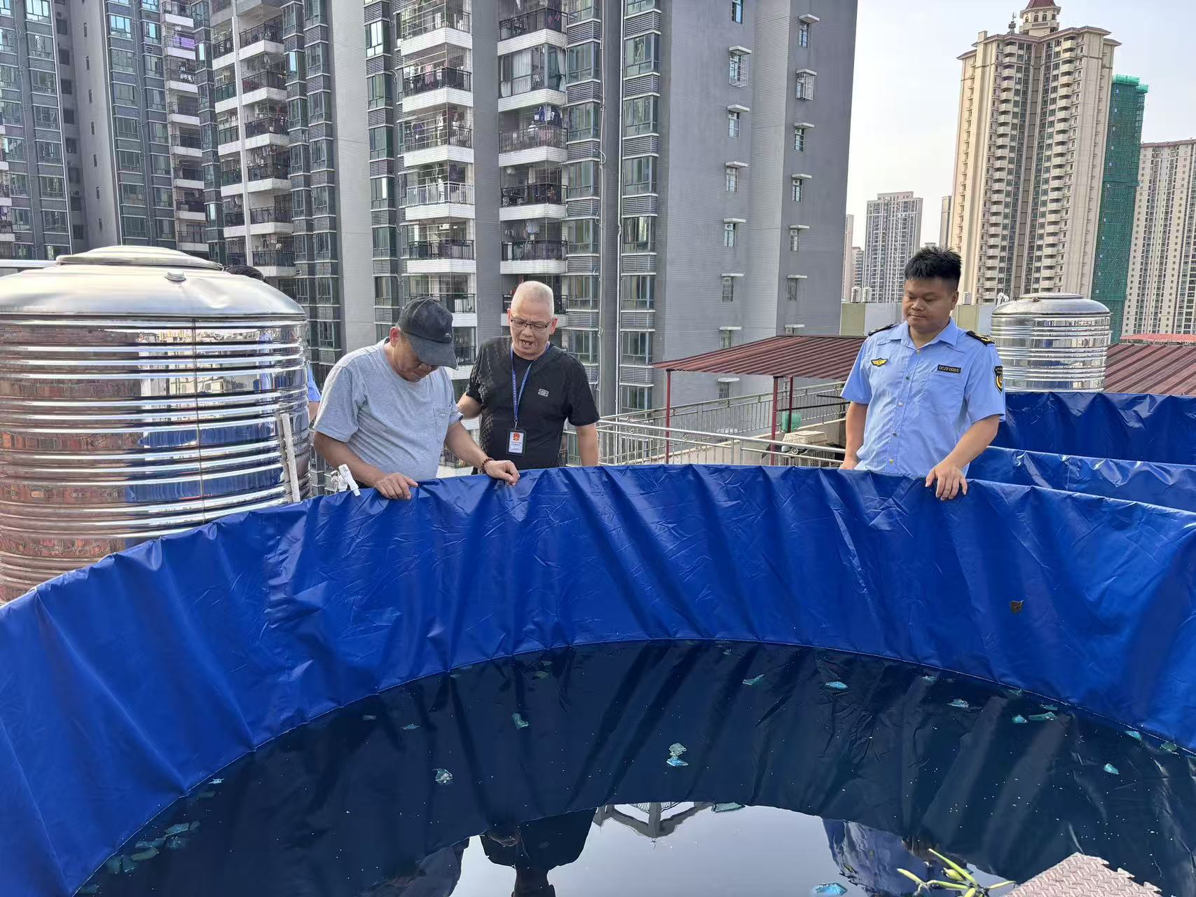 （建議優(yōu)先選用）執(zhí)法人員聯(lián)合社區(qū)到住宅樓頂開展環(huán)境衛(wèi)生檢查2.jpg